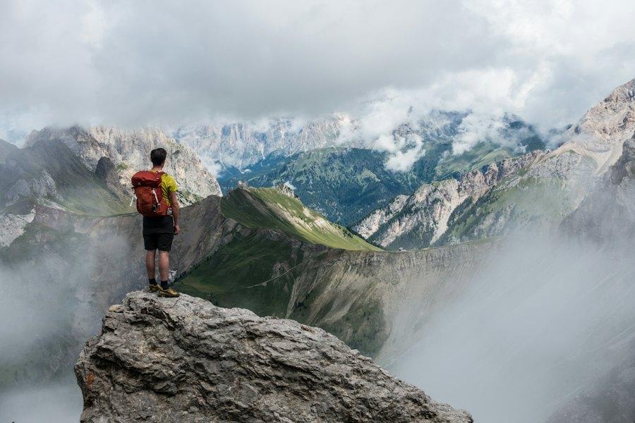 Excursionista en un mirador entre nubes