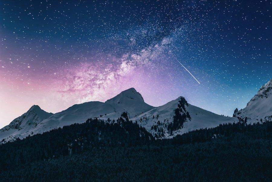 Montañas bajo un cielo estrellado