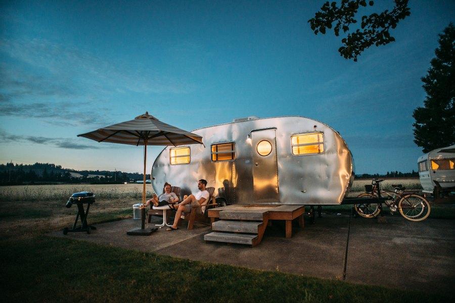 Caravana vintage en un camping