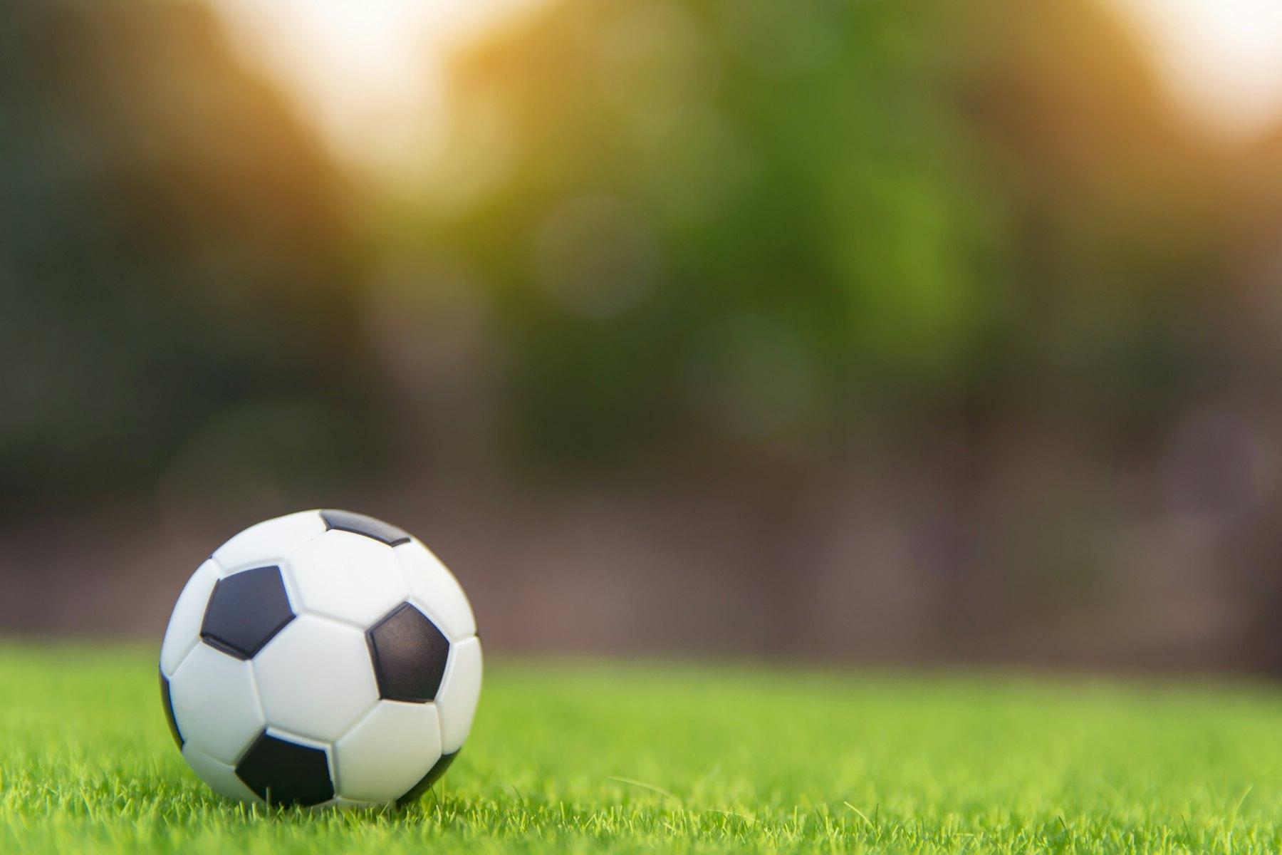 Balón de fútbol sobre el césped